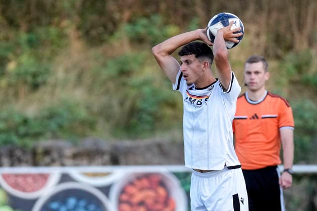 Imad Jaadar (SVS, 42) beim Einwurf, einwerfen, Einzelbild, Einzelfoto, Aktion, Action, 21.07.2026, Eppelheim (Deutschland), Fussball, Testspiel, ASV Eppelheim - SV Sandhausen, 21.07.2026, Eppelheim (Deutschland), Fussball, Testspiel, ASV Eppelheim - SV Sandhausen, DFB DFL REGULATIONS PROHIBIT ANY USE OF PHOTOGRAPHS AS IMAGE SEQUENCES AND OR QUASI-VIDEO. *** Imad Jaadar SVS, 42, taking a throw-in, single frame, single photo, action, July 21, 2026, Eppelheim, Germany, soccer, exhibition match, ASV Eppelheim vs. SV Sandhausen, July 21, 2026, Eppelheim, Germany, soccer, friendly match, ASV Eppelheim vs. SV Sandhausen, DFB and DFL regulations prohibit any use of photographs as image sequences and or quasi-video xozx