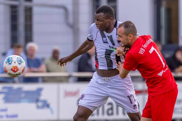 Forstinning, Deutschland 21. Juli 2026: Toto-Pokal - Bayerischer Landespokal - 2026 2027 - 1. Hauptrunde - VfB Forstinning gegen FC Ingolstadt 04 Im Bild: v. li. im Zweikampf Obed Ugondu (FCI) und Dimitar Kirchev (Forstinning) Sportpark Bayern *** Forstinning, Germany, July 21, 2026—Toto Cup, Bavarian State Cup 2026–2027, First Round: VfB Forstinning vs. FC Ingolstadt 04. Pictured, from left, in a tackle: Obed Ugondu (FCI) and Dimitar Kirchev (Forstinning), Sportpark Bayern Copyright: xFotostandx xSchäferx
