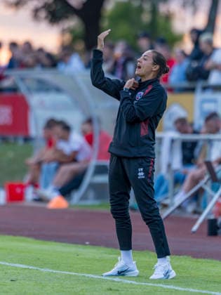 Forstinning, Deutschland 21. Juli 2026: Toto-Pokal - Bayerischer Landespokal - 2026 2027 - 1. Hauptrunde - VfB Forstinning gegen FC Ingolstadt 04 Im Bild: Trainerin Sabrina Wittmann (FCI) gestikuliert auf dem Spielfeld. Sportpark Bayern *** Forstinning, Germany, July 21, 2026 — Toto Cup (Bavarian State Cup) 2026–2027, First Round: VfB Forstinning vs. FC Ingolstadt 04. Pictured: FCI coach Sabrina Wittmann gesturing on the field at Sportpark Bayern. Copyright: xFotostandx xSchäferx