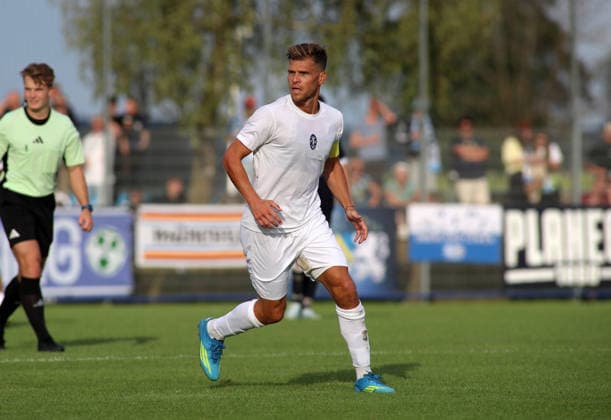 Fussball, Herren, Saison 2026 2027, SV Eintracht Berglern - TSV 1860 München, Toto-Pokal Florian Niederlechner (TSV 1860 München) im Laufen mit Blick nach rechts *** Soccer, Men s, 2026–2027 Season, SV Eintracht Berglern vs. TSV 1860 Munich, Toto Cup: Florian Niederlechner of TSV 1860 Munich running, looking to the right