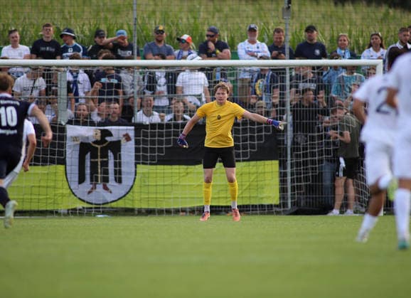 Fussball, Herren, Saison 2026 2027, SV Eintracht Berglern - TSV 1860 München, Toto-Pokal Paul Bachmann (TSV 1860 München) stehend vor seinem Tor *** Soccer, Men s, 2026–2027 Season, SV Eintracht Berglern vs. TSV 1860 Munich, Toto Cup: Paul Bachmann of TSV 1860 Munich standing in front of his goal