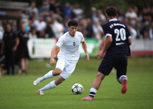 Fussball, Herren, Saison 2026 2027, SV Eintracht Berglern - TSV 1860 München, Toto-Pokal Rron Gosalci (TSV 1860 München) mit Ball im Angriff *** Soccer, Men s, 2026–2027 Season, SV Eintracht Berglern vs. TSV 1860 Munich, Toto Cup: Rron Gosalci of TSV 1860 Munich on the attack with the ball