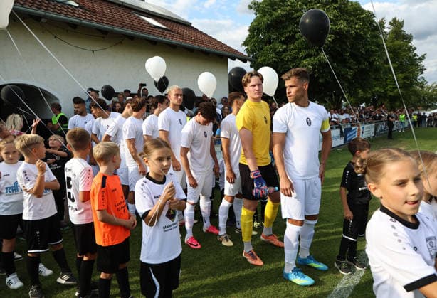 Fussball, Herren, Saison 2026 2027, SV Eintracht Berglern - TSV 1860 München, Toto-Pokal Die Mannschaft des TSV 1860 München vor dem Einlaufen, Auflaufen aufs Spielfeld, vorne weg, Florian Niederlechner (TSV 1860 München), Paul Bachmann (TSV 1860 München) *** Soccer, Men s, 2026–2027 Season, SV Eintracht Berglern vs. TSV 1860 Munich, Toto Cup: The TSV 1860 Munich team before taking the field; entering the field, leading the way: Florian Niederlechner (TSV 1860 Munich) and Paul Bachmann (TSV 1860 Munich)