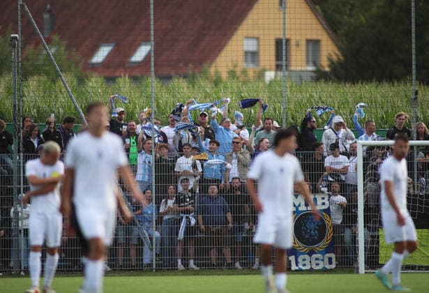 Fussball, Herren, Saison 2026 2027, SV Eintracht Berglern - TSV 1860 München, Toto-Pokal Hier mitgereiste Fans des TSV 1860 München mit Schals, Ultras *** Soccer, Men s, 2026–2027 Season, SV Eintracht Berglern vs. TSV 1860 Munich, Toto Cup: TSV 1860 Munich fans who traveled here with scarves, Ultras