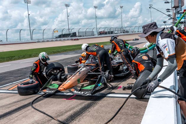 July 20, 2026, Lebanon, Tennessee, USA: IndyCar, Indy Car, IRL, USA SERIES driver, DENNIS HAUGER (R) (19) (NOR) of Aurskog, Norway, brings his car in for service during the Music City Grand Prix at Nashville Superspeedway in LEBANON Tennessee. Lebanon USA - ZUMAa161 20260720_aaa_a161_004 Copyright: xWalterxG.xArcexSr.x