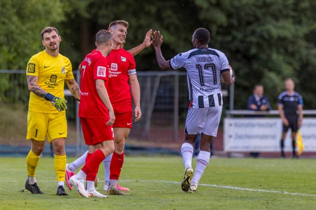 Forstinning, Deutschland 21. Juli 2026: Toto-Pokal - Bayerischer Landespokal - 2026 2027 - 1. Hauptrunde - VfB Forstinning gegen FC Ingolstadt 04 Im Bild: v. re. Obed Ugondu (FCI) jubelt gemeinsamt dem dem Schützen zum Eigentor Nico Weismor (Forstinning) Sportpark Bayern *** Forstinning, Forstinning, Germany, July 21, 2026, Toto Cup, Bavarian State Cup 2026–2027, First Round: VfB Forstinning vs. FC Ingolstadt 04. Pictured from the right: Obed Ugondu (FCI) celebrates with Nico Weismor (Forstinning), who scored an own goal.inning Sportpark Bavaria Copyright: xFotostandx xSchäferx