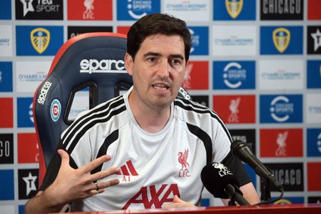 Liverpool head coach Andoni Iraola speaks at press conference, PK, Pressekonferenz in Chicago CHICAGO, ILLINOIS - JULY 21: Liverpool F.C. head coach Andoni Iraola speaks during a press conference at the Chicago Fire Endeavor Health Performance Center ahead of his team s pre-season friendly against Leeds United in Chicago, Illinois, United States, on July 21, 2026. Jacek Boczarski Anadolu Illinois United States. Editorial use only. Please get in touch for any other usage.  Copyright: x2026xAnadoluxJacekxBoczarskix