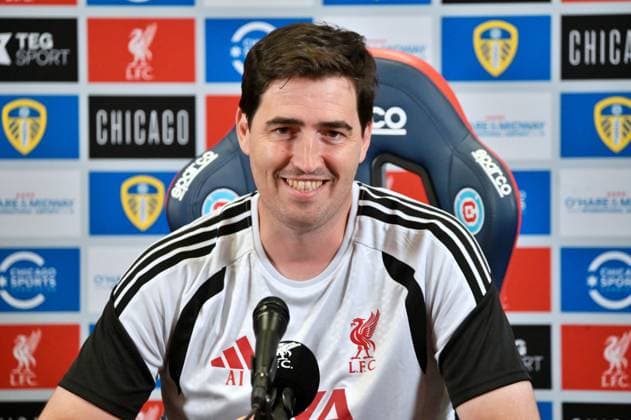 Liverpool head coach Andoni Iraola speaks at press conference, PK, Pressekonferenz in Chicago CHICAGO, ILLINOIS - JULY 21: Liverpool F.C. head coach Andoni Iraola speaks during a press conference at the Chicago Fire Endeavor Health Performance Center ahead of his team s pre-season friendly against Leeds United in Chicago, Illinois, United States, on July 21, 2026. Jacek Boczarski Anadolu Illinois United States. Editorial use only. Please get in touch for any other usage.  Copyright: x2026xAnadoluxJacekxBoczarskix
