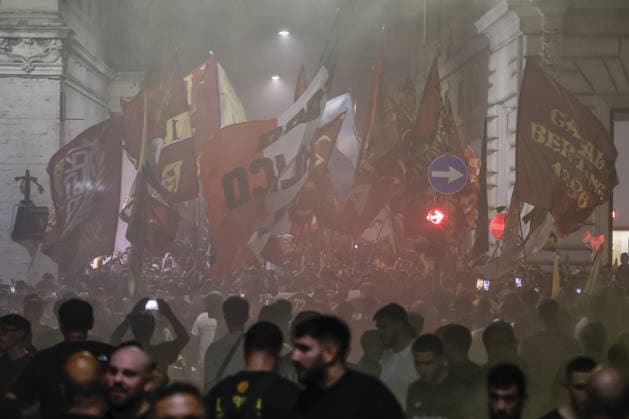 AS Roma fans celebrate club’s 99th anniversary ROME, ITALY - JULY 22: Roma fans gather in downtown to celebrate their football club s 99th anniversary, waving flags, chanting and lighting flares in Rome, Italy, on July 22, 2026. About 5,000 Roma fans filled the streets of the Italian capital s historic center. Riccardo De Luca Anadolu Rome Italy. Editorial use only. Please get in touch for any other usage.  Copyright: x2026xAnadoluxRiccardoxDexLucax