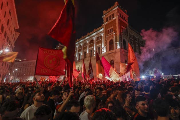 AS Roma fans celebrate club’s 99th anniversary ROME, ITALY - JULY 22: Roma fans gather in downtown to celebrate their football club s 99th anniversary, waving flags, chanting and lighting flares in Rome, Italy, on July 22, 2026. About 5,000 Roma fans filled the streets of the Italian capital s historic center. Riccardo De Luca Anadolu Rome Italy. Editorial use only. Please get in touch for any other usage.  Copyright: x2026xAnadoluxRiccardoxDexLucax