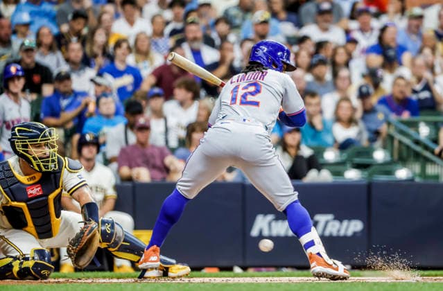New York Mets shortstop Francisco Lindor jumps away from a ball in the dirt in front of Milwaukee Brewers catcher Gary Sanchez in the first inning of the MLB, Baseball Herren, USA game between the New York Mets and the Milwaukee Brewers at American Family Field in Milwaukee, Wisconsin on Tuesday July 21, 2026.  MIL20260721802 TANNENxMAURY
