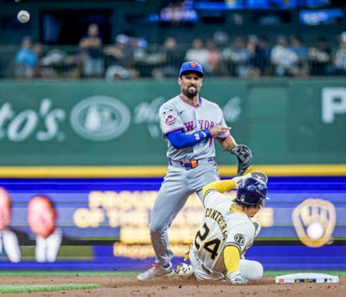 New York Mets second baseman Marcus Semien (L) turns a double play on Milwaukee Brewers first baseman Andrew Vaughn after forcing out Milwaukee Brewers designated hitter William Contreras (R) in the first inning of the MLB, Baseball Herren, USA game between the New York Mets and the Milwaukee Brewers at American Family Field in Milwaukee, Wisconsin on Tuesday July 21, 2026.  MIL20260721805 TANNENxMAURY