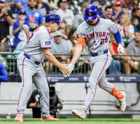 New York Mets first baseman Jared Young (R) celebrates with New York Mets third base coach Tim Leiper after hitting a home run in the second inning of the MLB, Baseball Herren, USA game between the New York Mets and the Milwaukee Brewers at American Family Field in Milwaukee, Wisconsin on Tuesday July 21, 2026.  MIL20260721807 TANNENxMAURY