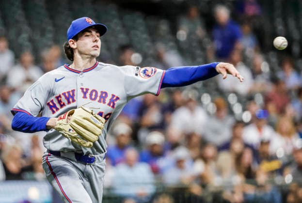New York Mets starting pitcher Zac Thornton fields a ground ball hit by Milwaukee Brewers center fielder Garrett Mitchell and throws him out at first base in the second inning of the MLB, Baseball Herren, USA game between the New York Mets and the Milwaukee Brewers at American Family Field in Milwaukee, Wisconsin on Tuesday July 21, 2026.  MIL20260721808 TANNENxMAURY
