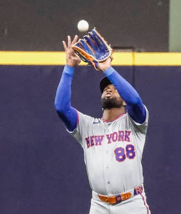 New York Mets center fielder Luis Robert Jr. catches a fly ball hit by Milwaukee Brewers right fielder Luis Lara in the second inning of the MLB, Baseball Herren, USA game between the New York Mets and the Milwaukee Brewers at American Family Field in Milwaukee, Wisconsin on Tuesday July 21, 2026.  MIL20260721809 TANNENxMAURY