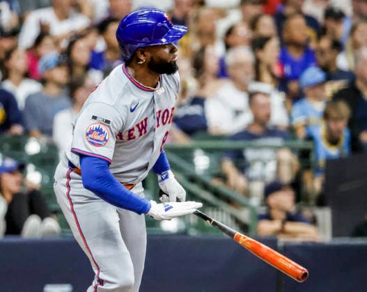 New York Mets center fielder Luis Robert Jr. hits a single in the fourth inning of the MLB, Baseball Herren, USA game between the New York Mets and the Milwaukee Brewers at American Family Field in Milwaukee, Wisconsin on Tuesday July 21, 2026.  MIL20260721813 TANNENxMAURY