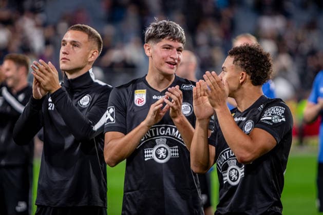 STURM GRAZ - HEARTS Players of Sturm thank to their fans - Arjan Malic - during the first leg of second qualifying round of UEFA Champions League football match between Sturm Graz and Heart of Midlothian FC at the Merkur Arena (Stadion Graz Liebenau). Graz, Austria, July 21, 2026. Photo by Branislav Racko Copyright: xx _BRR6603