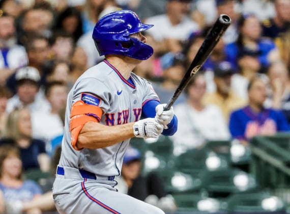 New York Mets first baseman Jared Young hits a single in the fourth inning of the MLB, Baseball Herren, USA game between the New York Mets and the Milwaukee Brewers at American Family Field in Milwaukee, Wisconsin on Tuesday July 21, 2026.  MIL20260721814 TANNENxMAURY