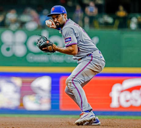 New York Mets second baseman Marcus Semien fields a ball hit by Milwaukee Brewers second baseman Brice Turang and throws him out at first base in the fourth inning of the MLB, Baseball Herren, USA game between the New York Mets and the Milwaukee Brewers at American Family Field in Milwaukee, Wisconsin on Tuesday July 21, 2026.  MIL20260721815 TANNENxMAURY