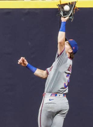 New York Mets right fielder Carson Benge catches a fly ball hit by Milwaukee Brewers first baseman Andrew Vaughn in the fourth inning of the MLB, Baseball Herren, USA game between the New York Mets and the Milwaukee Brewers at American Family Field in Milwaukee, Wisconsin on Tuesday July 21, 2026.  MIL20260721816 TANNENxMAURY