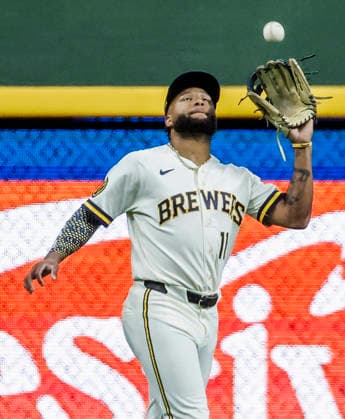 Milwaukee Brewers left fielder Jackson Chourio catches a fly ball hit by New York Mets left fielder A.J. Ewing in the fifth inning of the MLB, Baseball Herren, USA game between the New York Mets and the Milwaukee Brewers at American Family Field in Milwaukee, Wisconsin on Tuesday July 21, 2026.  MIL20260721817 TANNENxMAURY