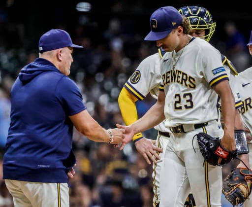 Milwaukee Brewers manager Pat Murphy (L) pulls Milwaukee Brewers starting pitcher Brandon Sproat from the game in the fifth inning of the MLB, Baseball Herren, USA game between the New York Mets and the Milwaukee Brewers at American Family Field in Milwaukee, Wisconsin on Tuesday July 21, 2026.  MIL20260721818 TANNENxMAURY