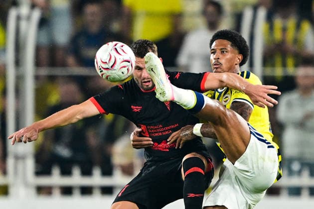Fenerbahce v Gornik Zabrze - UEFA Champions League Second Qualifying Round ISTANBUL, TURKIYE - JULY 21: Fenerbahce player Jayden Oosterwolde (R) battles for the ball with Gornik Zabrze player Erik Prekop (L) during the UEFA Champions League 2nd qualifying round 1st leg match at Chobani Stadium in Istanbul, Turkiye on July 21, 2026. Serhat Cagdas Anadolu Istanbul Turkey. Editorial use only. Please get in touch for any other usage.  Copyright: x2026xAnadoluxSerhatxCagdasx