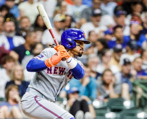 New York Mets shortstop Francisco Lindor hits a double in the fifth inning of the MLB, Baseball Herren, USA game between the New York Mets and the Milwaukee Brewers at American Family Field in Milwaukee, Wisconsin on Tuesday July 21, 2026.  MIL20260721820 TANNENxMAURY