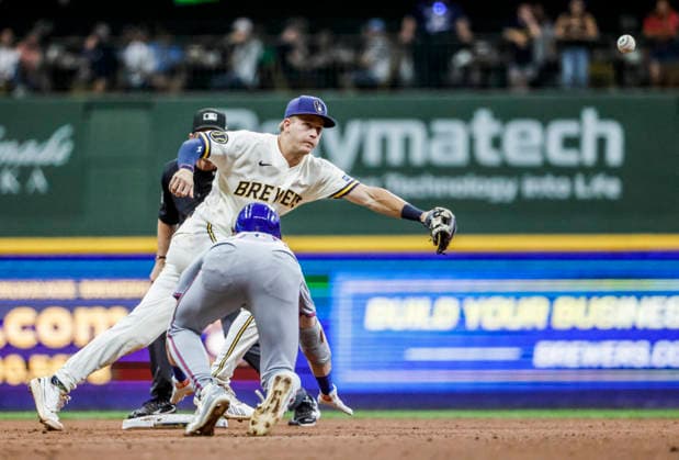 New York Mets right fielder Carson Benge advances to second base as the ball gets away from Milwaukee Brewers shortstop Cooper Pratt after hitting a two RBI hit in the fifth inning of the MLB, Baseball Herren, USA game between the New York Mets and the Milwaukee Brewers at American Family Field in Milwaukee, Wisconsin on Tuesday July 21, 2026.  MIL20260721822 TANNENxMAURY