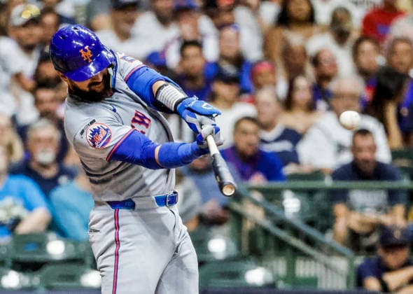 New York Mets catcher Luis Torrens hits a single in the sixth inning of the MLB, Baseball Herren, USA game between the New York Mets and the Milwaukee Brewers at American Family Field in Milwaukee, Wisconsin on Tuesday July 21, 2026.  MIL20260721823 TANNENxMAURY