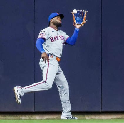 New York Mets center fielder Luis Robert Jr. catches a fly ball hit by Milwaukee Brewers left fielder Jackson Chourio in the third inning of the MLB, Baseball Herren, USA game between the New York Mets and the Milwaukee Brewers at American Family Field in Milwaukee, Wisconsin on Tuesday July 21, 2026.  MIL20260721211 TANNENxMAURY