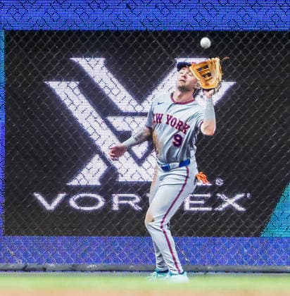 New York Mets left fielder A.J. Ewing catches a fly ball hit by Milwaukee Brewers shortstop Cooper Pratt in the third inning of the MLB, Baseball Herren, USA game between the New York Mets and the Milwaukee Brewers at American Family Field in Milwaukee, Wisconsin on Tuesday July 21, 2026.  MIL20260721811 TANNENxMAURY