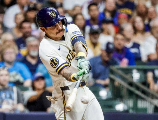 Milwaukee Brewers third baseman Joey Ortiz hits a single in the sixth inning of the MLB, Baseball Herren, USA game between the New York Mets and the Milwaukee Brewers at American Family Field in Milwaukee, Wisconsin on Tuesday July 21, 2026.  MIL20260721826 TANNENxMAURY