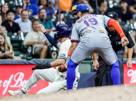 New York Mets third baseman Bo Bichette (R) tags out Milwaukee Brewers shortstop Cooper Pratt (L) in the sixth inning of the MLB, Baseball Herren, USA game between the New York Mets and the Milwaukee Brewers at American Family Field in Milwaukee, Wisconsin on Tuesday July 21, 2026.  MIL20260721827 TANNENxMAURY