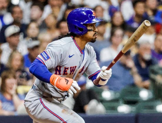 New York Mets shortstop Francisco Lindor hits a single in the seventh inning of the MLB, Baseball Herren, USA game between the New York Mets and the Milwaukee Brewers at American Family Field in Milwaukee, Wisconsin on Tuesday July 21, 2026.  MIL20260721828 TANNENxMAURY
