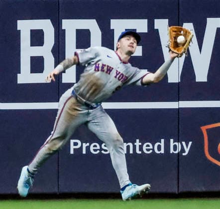 New York Mets left fielder A.J. Ewing chases down a fly ball hit by Milwaukee Brewers first baseman Andrew Vaughn in the seventh inning of the MLB, Baseball Herren, USA game between the New York Mets and the Milwaukee Brewers at American Family Field in Milwaukee, Wisconsin on Tuesday July 21, 2026.  MIL20260721830 TANNENxMAURY