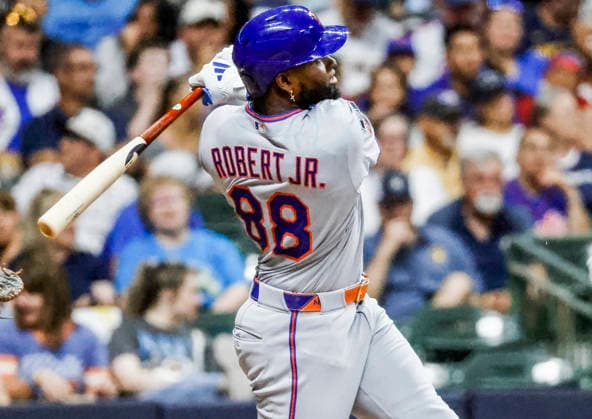 New York Mets center fielder Luis Robert Jr. hits a home run in the eighth inning of the MLB, Baseball Herren, USA game between the New York Mets and the Milwaukee Brewers at American Family Field in Milwaukee, Wisconsin on Tuesday July 21, 2026.  MIL20260721831 TANNENxMAURY