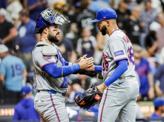 New York Mets relief pitcher Devin Williams (R) and New York Mets catcher Luis Torrens celebrate after the final out in the ninth inning of the MLB, Baseball Herren, USA game between the New York Mets and the Milwaukee Brewers at American Family Field in Milwaukee, Wisconsin on Tuesday July 21, 2026.The Mets shut out the Brewers 4-0.  MIL20260721838 TANNENxMAURY