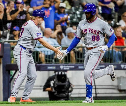 New York Mets center fielder Luis Robert Jr. (R) and New York Mets third base coach Tim Leiper celebrate Robert s home run in the eighth inning of the MLB, Baseball Herren, USA game between the New York Mets and the Milwaukee Brewers at American Family Field in Milwaukee, Wisconsin on Tuesday July 21, 2026.  MIL20260721832 TANNENxMAURY