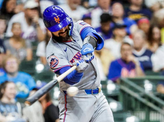 New York Mets catcher Luis Torrens hits a single in the eighth inning of the MLB, Baseball Herren, USA game between the New York Mets and the Milwaukee Brewers at American Family Field in Milwaukee, Wisconsin on Tuesday July 21, 2026.  MIL20260721833 TANNENxMAURY