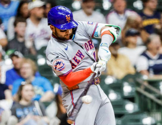 New York Mets third baseman Bo Bichette hits a single in the ninth inning of the MLB, Baseball Herren, USA game between the New York Mets and the Milwaukee Brewers at American Family Field in Milwaukee, Wisconsin on Tuesday July 21, 2026.  MIL20260721835 TANNENxMAURY
