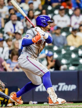 New York Mets shortstop Francisco Lindor hits a single in the ninth inning of the MLB, Baseball Herren, USA game between the New York Mets and the Milwaukee Brewers at American Family Field in Milwaukee, Wisconsin on Tuesday July 21, 2026. The Mets shut out the Brewers 4-0.  MIL20260721836 TANNENxMAURY