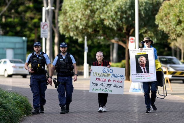 RUSSIAN Water polo, Wasserball TEAM PROTEST, Protesters gather during a protest of the Russian national women s water polo team at the 2026 Water Polo World Cup at Sydney Olympic Park Aquatic Centre Sydney, Wednesday, July 22, 2026. ( NO ARCHIVING SYDNEY NEW SOUTH WALES AUSTRALIA  Copyright: xSTEVENxMARKHAMx 20260722151932290589