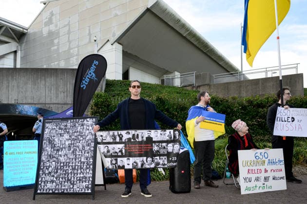 RUSSIAN Water polo, Wasserball TEAM PROTEST, Protesters gather during a protest of the Russian national women s water polo team at the 2026 Water Polo World Cup at Sydney Olympic Park Aquatic Centre Sydney, Wednesday, July 22, 2026. ( NO ARCHIVING SYDNEY NEW SOUTH WALES AUSTRALIA  Copyright: xSTEVENxMARKHAMx 20260722154204688441