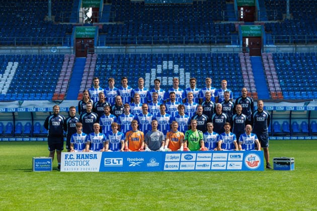 FC Hansa Rostock; 3.Liga, Porträttermin 2026 2027, Mannschaftsfoto, Hintere vierte Reihe v.li.: Paul Stock, Yannick Michaelis, Lukas Wallner, Emil Holten, Ahmet Gürleyen, Florian Carstens, Dario Gebuhr, Leon Reichardt, Tim Krohn Hintere dritte Reihe v.li.: Team-Managerin Julia Brusch, Mannschaftsbetreuer Alexander Ogrinc, Zeugwart Andreas Thiem, Andreas Voglsammer, Jonas Dirkner, Leon Dajaku, David Hummel, Reha-Trainer Daniel Rellmann, Athletik-Trainer Reinhard Schnittker, Torwart-Trainer Arvid Rinast Zweite Reihe v.li.: Mannschaftsarzt Dr. Thomas Willert, Physiotherapeut Max von Fritschen, Physiotherapeut Sebastian Schlettwein, Ouassim Karada, Bernie Lennemann, Franz Pfanne, Kenan Fatkic, Benno Dietze, Co-Trainer Yannic Thiel, Co-Trainer Dirk Flock, Co-Trainer Adam Susac, Chef-Trainer Daniel Brinkmann Vordere Reihe v.li.:: Fiete Bock, Milosz Brzozowski, Florian Bohnert, Erik Maurer, Luca Unbehaun, Yannic Stein, Philipp Klewin, Niklas Kölle, Marco Schuster, Maximilian Krauß Rostock Ostseestadion Mecklenburg - Vorpommern Deutschland *** FC Hansa Rostock 3. Liga, 2026–2027 Team Photo Session, Team Photo, Back row, fourth from left: Paul Stock, Yannick Michaelis, Lukas Wallner, Emil Holten, Ahmet Gürleyen, Florian Carstens, Dario Gebuhr, Leon Reichardt, Tim Krohn; Back row, third from left: Team Manager Julia Brusch, Team Assistant Alexander Ogrinc, Equipment Manager Andreas Thiem, Andreas Voglsammer, Jonas Dirkner, Leon Dajaku, David Hummel, rehabilitation coach Daniel Rellmann, strength and conditioning coach Reinhard Schnittker, goalkeeper coach Arvid Rinast; second row, from left: team doctor Dr. Thomas Willert, physical therapist Max von Fritschen, physical therapist Sebastian Schlettwein, Ouassim Karada, Bernie Lennemann, Franz Pfanne, Kenan Fatkic, Benno Dietze, Assistant Coach Yannic Thiel, Assistant Coach Dirk Flock, Assistant Coach Adam Susac, Head Coach Daniel Brinkmann; Front row, from left: Fiete Bock, Milosz Brzozowski, Florian Bohnert, Erik Maurer, Luca Unbehaun, Yannic Stein, Philipp Klewin, Niklas Kölle, Marco Schuster, Maximilian Krauß Rostock Ostseestadion Mecklenburg-Western Pomerania Germany