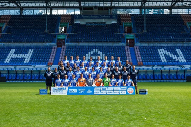 FC Hansa Rostock; 3.Liga, Porträttermin 2026 2027, Mannschaftsfoto, Hintere vierte Reihe v.li.: Paul Stock, Yannick Michaelis, Lukas Wallner, Emil Holten, Ahmet Gürleyen, Florian Carstens, Dario Gebuhr, Leon Reichardt, Tim Krohn Hintere dritte Reihe v.li.: Team-Managerin Julia Brusch, Mannschaftsbetreuer Alexander Ogrinc, Zeugwart Andreas Thiem, Andreas Voglsammer, Jonas Dirkner, Leon Dajaku, David Hummel, Reha-Trainer Daniel Rellmann, Athletik-Trainer Reinhard Schnittker, Torwart-Trainer Arvid Rinast Zweite Reihe v.li.: Mannschaftsarzt Dr. Thomas Willert, Physiotherapeut Max von Fritschen, Physiotherapeut Sebastian Schlettwein, Ouassim Karada, Bernie Lennemann, Franz Pfanne, Kenan Fatkic, Benno Dietze, Co-Trainer Yannic Thiel, Co-Trainer Dirk Flock, Co-Trainer Adam Susac, Chef-Trainer Daniel Brinkmann Vordere Reihe v.li.:: Fiete Bock, Milosz Brzozowski, Florian Bohnert, Erik Maurer, Luca Unbehaun, Yannic Stein, Philipp Klewin, Niklas Kölle, Marco Schuster, Maximilian Krauß Rostock Ostseestadion Mecklenburg - Vorpommern Deutschland *** FC Hansa Rostock 3. Liga, 2026–2027 Team Photo Session, Team Photo, Back row, fourth from left: Paul Stock, Yannick Michaelis, Lukas Wallner, Emil Holten, Ahmet Gürleyen, Florian Carstens, Dario Gebuhr, Leon Reichardt, Tim Krohn; Back row, third from left: Team Manager Julia Brusch, Team Assistant Alexander Ogrinc, Equipment Manager Andreas Thiem, Andreas Voglsammer, Jonas Dirkner, Leon Dajaku, David Hummel, rehabilitation coach Daniel Rellmann, strength and conditioning coach Reinhard Schnittker, goalkeeper coach Arvid Rinast; second row, from left: team doctor Dr. Thomas Willert, physical therapist Max von Fritschen, physical therapist Sebastian Schlettwein, Ouassim Karada, Bernie Lennemann, Franz Pfanne, Kenan Fatkic, Benno Dietze, Assistant Coach Yannic Thiel, Assistant Coach Dirk Flock, Assistant Coach Adam Susac, Head Coach Daniel Brinkmann; Front row, from left: Fiete Bock, Milosz Brzozowski, Florian Bohnert, Erik Maurer, Luca Unbehaun, Yannic Stein, Philipp Klewin, Niklas Kölle, Marco Schuster, Maximilian Krauß Rostock Ostseestadion Mecklenburg-Western Pomerania Germany