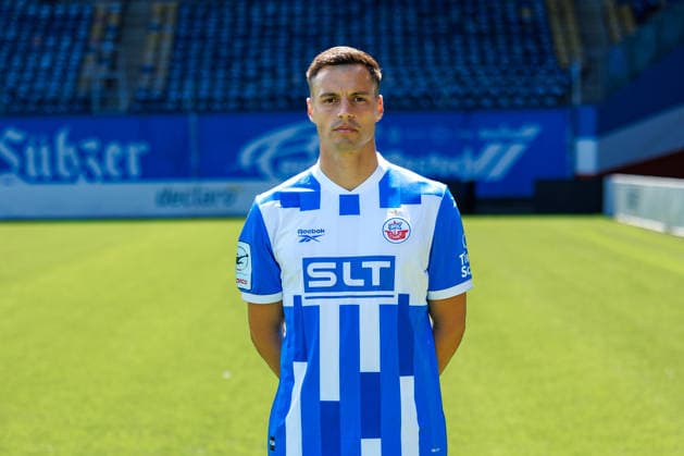Kenan Fatkic ; FC Hansa Rostock ; 3.Liga, Porträttermin 2026 2027 Rostock Ostseestadion Mecklenburg - Vorpommern Deutschland *** Kenan Fatkic, FC Hansa Rostock, 3. Liga, Profile Session 2026–2027, Rostock Ostseestadion, Mecklenburg-Western Pomerania, Germany
