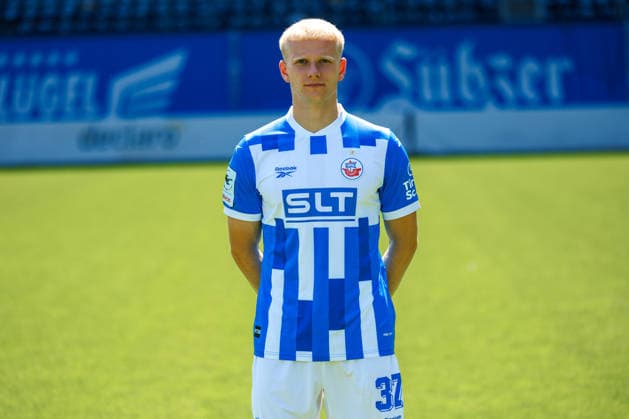 Milosz Brzozowski ; FC Hansa Rostock ; 3.Liga, Porträttermin 2026 2027 Rostock Ostseestadion Mecklenburg - Vorpommern Deutschland *** Milosz Brzozowski, FC Hansa Rostock, 3. Liga, Photo Shoot 2026–2027, Rostock Ostseestadion, Mecklenburg-Western Pomerania, Germany