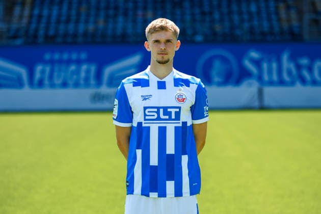 Leon Reichardt ; FC Hansa Rostock ; 3.Liga, Porträttermin 2026 2027 Rostock Ostseestadion Mecklenburg - Vorpommern Deutschland *** Leon Reichardt, FC Hansa Rostock, 3. Liga, Photo Shoot 2026–2027, Rostock Ostseestadion, Mecklenburg-Western Pomerania, Germany