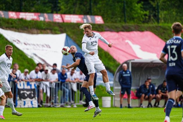 Kopfballduell Luftzweikampf Philipp Hofmann (VfL Bochum, 33), -23swa- AUT, VfL Bochum vs. Swansea City, Fussball, Testspiel, Saison 2026 2027, 21.07.2026 AUT, VfL Bochum vs. Swansea City, Fussball, Testspiel, Saison 2026 2027, 21.07.2026 Mittersill *** Heading duel, aerial battle: Philipp Hofmann, VfL Bochum, 33, 23swa AUT, VfL Bochum vs. Swansea City, soccer, friendly match, 2026–2027 season, July 21, 2026, Austria, VfL Bochum vs. Swansea City, soccer, friendly match, 2026–2027 season, July 21, 2026, Mittersill Copyright: xEibner-Pressefoto MarcelxvonxFehrnx EP_MFN
